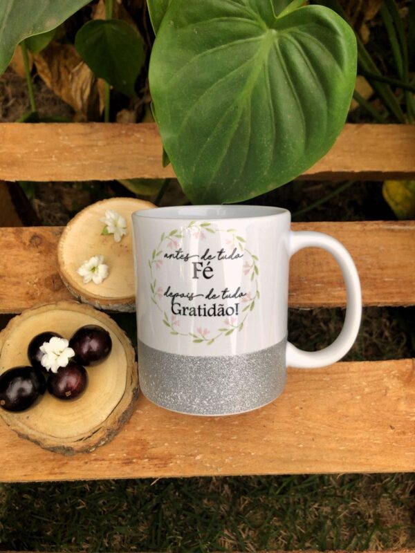 CANECA COM BASE DE GLITTER (PERSONALIZÁVEL)